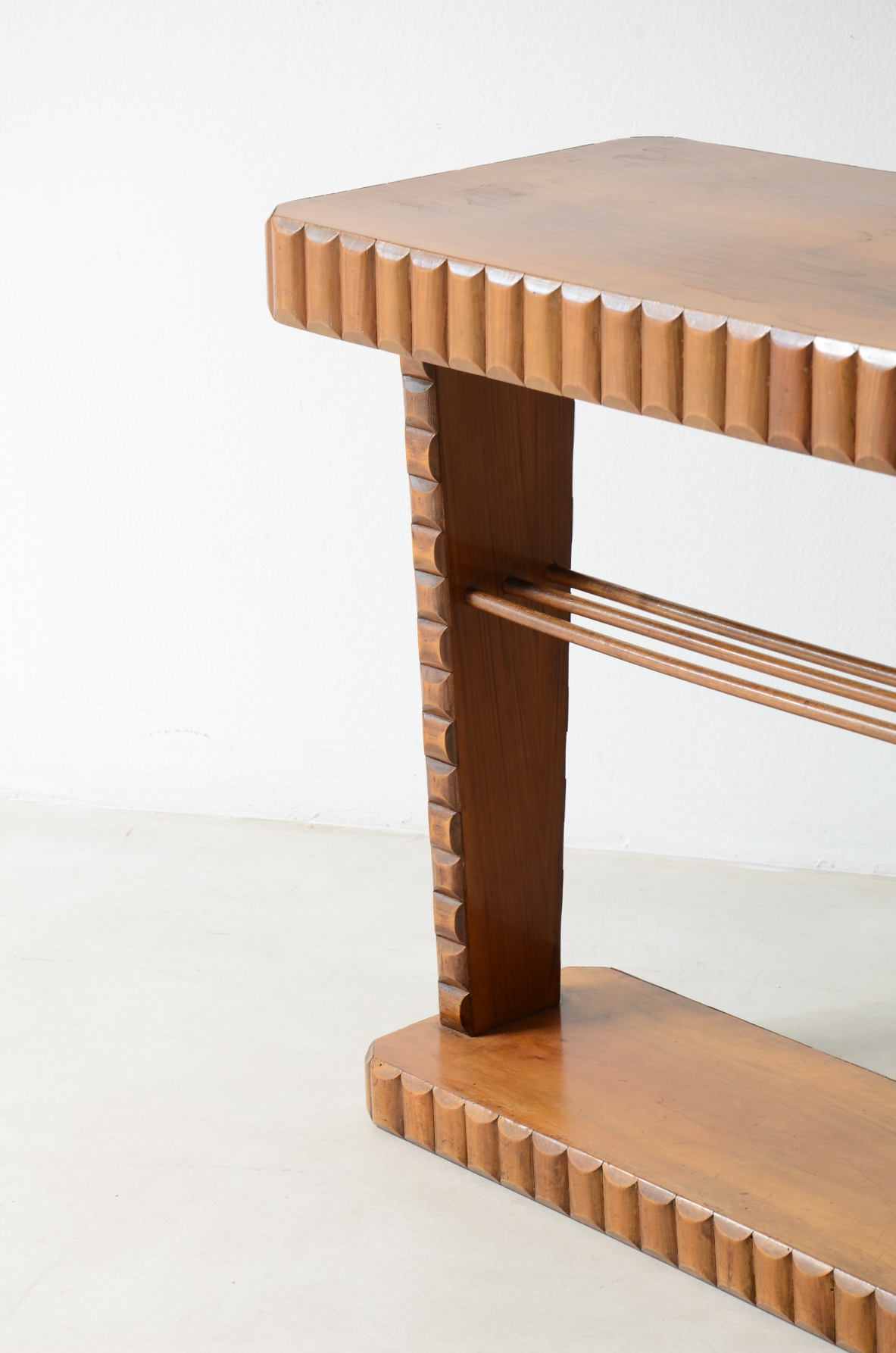 Small elegant console with diamond-cut wood profiles, Italian manufacture ca. 1940.
