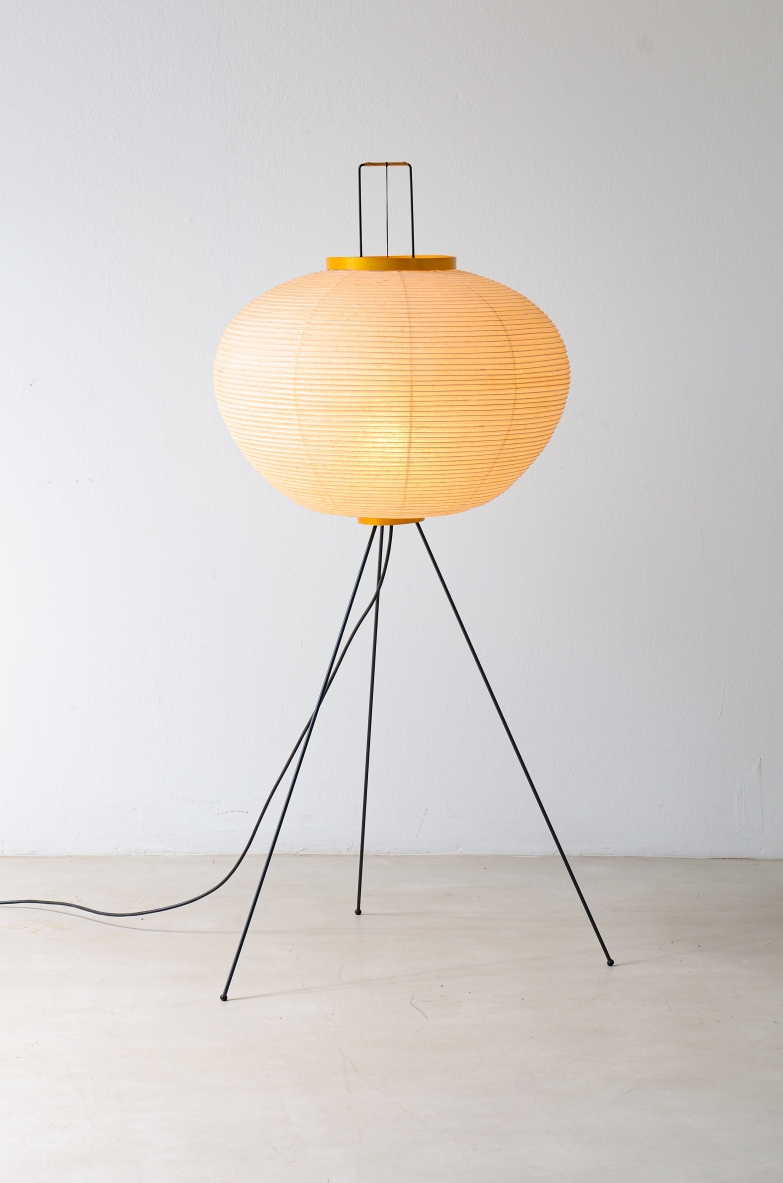 Isamu Noguchi, Lampada da terra in metallo, legno e carta washi. 1950