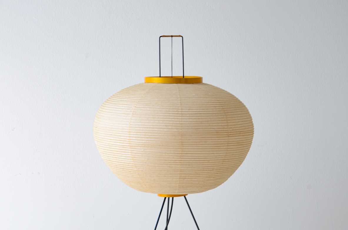 Isamu Noguchi, Lampada da terra in metallo, legno e carta washi. 1950