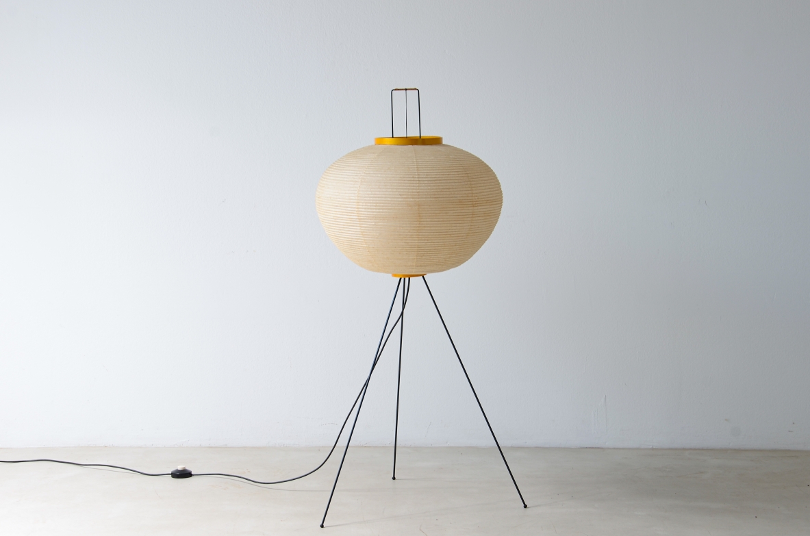 Isamu Noguchi, Lampada da terra in metallo, legno e carta washi. 1950