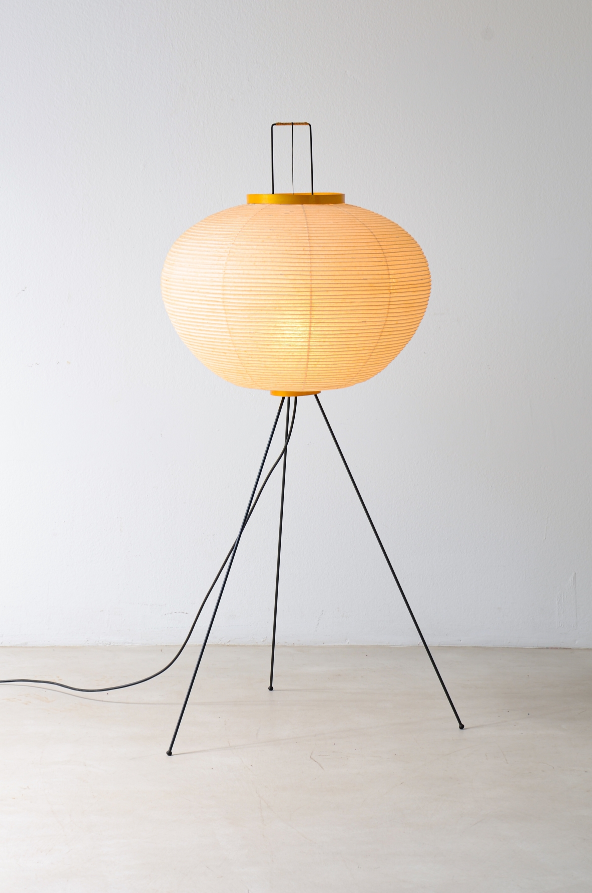 Isamu Noguchi, Lampada da terra in metallo, legno e carta washi. 1950