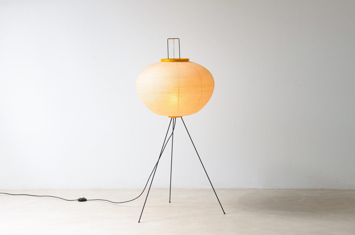 Isamu Noguchi, Lampada da terra in metallo, legno e carta washi. 1950