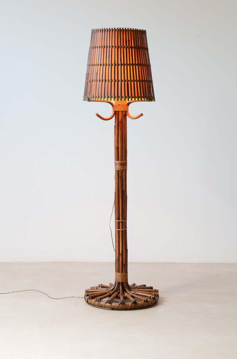 Elegante lampada da terra in giunco e giunco dipinto con interno in tessuto.  Manifattura italiana 1960ca.