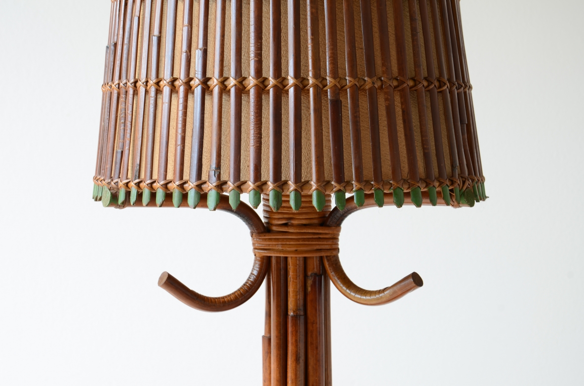 Elegante lampada da terra in giunco e giunco dipinto con interno in tessuto.  Manifattura italiana 1960ca.