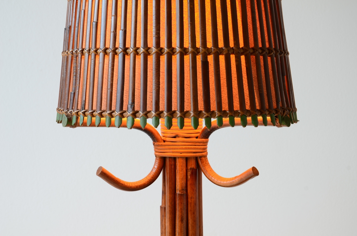 Elegante lampada da terra in giunco e giunco dipinto con interno in tessuto.  Manifattura italiana 1960ca.