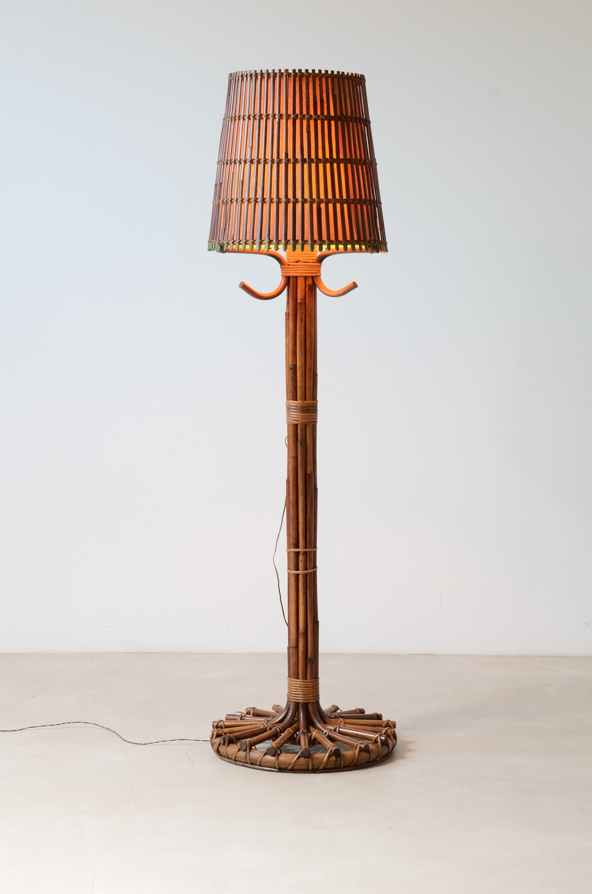 Elegante lampada da terra in giunco e giunco dipinto con interno in tessuto.  Manifattura italiana 1960ca.
