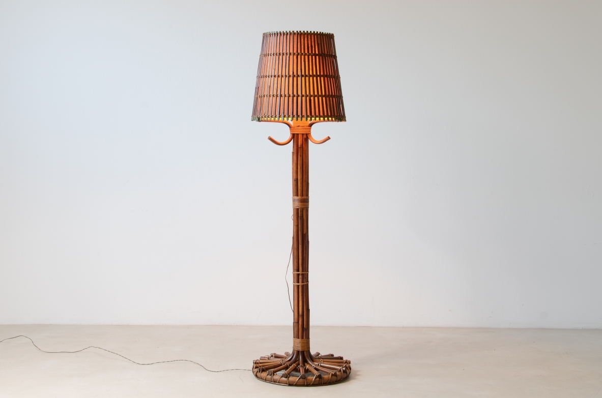 Elegante lampada da terra in giunco e giunco dipinto con interno in tessuto.  Manifattura italiana 1960ca.