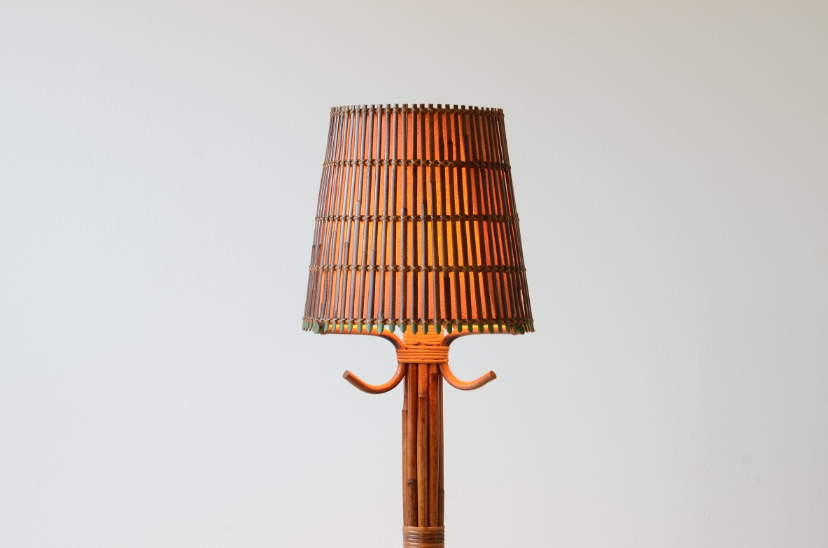 Elegante lampada da terra in giunco e giunco dipinto con interno in tessuto.  Manifattura italiana 1960ca.