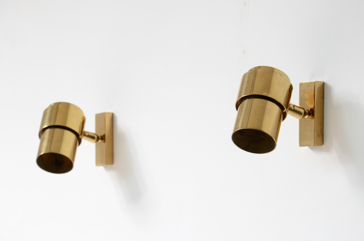 Coppia di piccoli faretti a parete in ottone orientabili in tutte le direzioni.  Manifattura italiana 1960-70ca. Coppia di piccoli faretti a parete in ottone orientabili in tutte le direzioni.  Manifattura italiana 1960-70ca.