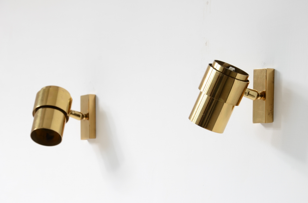 Coppia di piccoli faretti a parete in ottone orientabili in tutte le direzioni.  Manifattura italiana 1960-70ca. Coppia di piccoli faretti a parete in ottone orientabili in tutte le direzioni.  Manifattura italiana 1960-70ca.