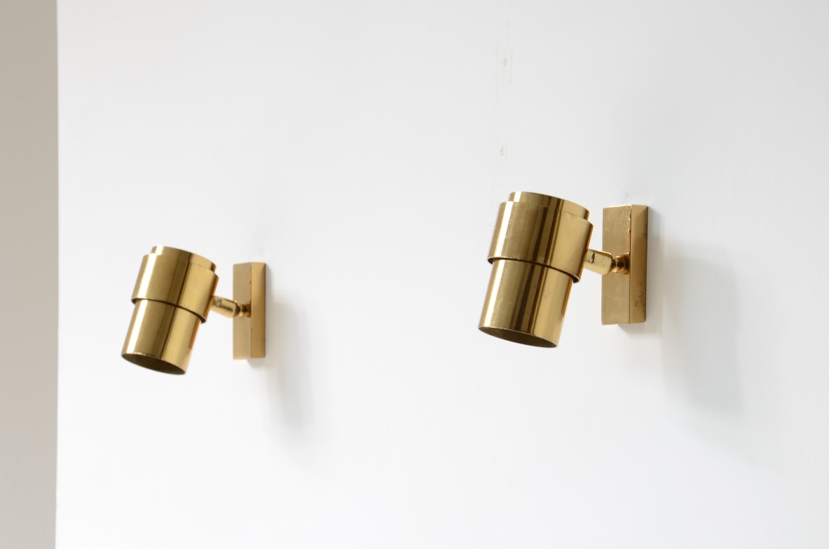 Coppia di piccoli faretti a parete in ottone orientabili in tutte le direzioni.  Manifattura italiana 1960-70ca. Coppia di piccoli faretti a parete in ottone orientabili in tutte le direzioni.  Manifattura italiana 1960-70ca.