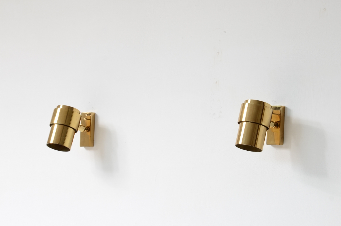 Coppia di piccoli faretti a parete in ottone orientabili in tutte le direzioni.  Manifattura italiana 1960-70ca. Coppia di piccoli faretti a parete in ottone orientabili in tutte le direzioni.  Manifattura italiana 1960-70ca.