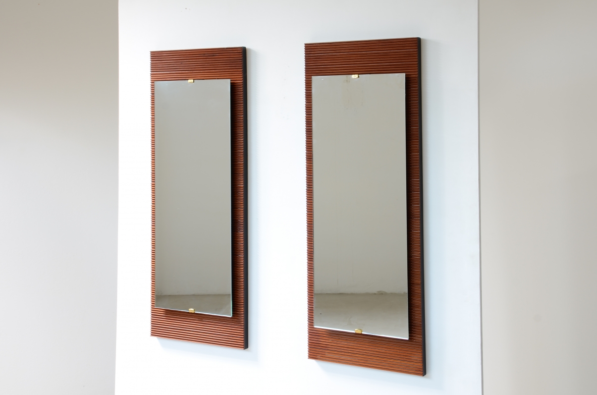 Elegante coppia di specchiere in legno cannettato con specchio molato applicato su distanziatori in legno ebanizzato italia 1950 Elegante coppia di specchiere in legno cannettato con specchio molato applicato su distanziatori in legno ebanizzato italia 1950