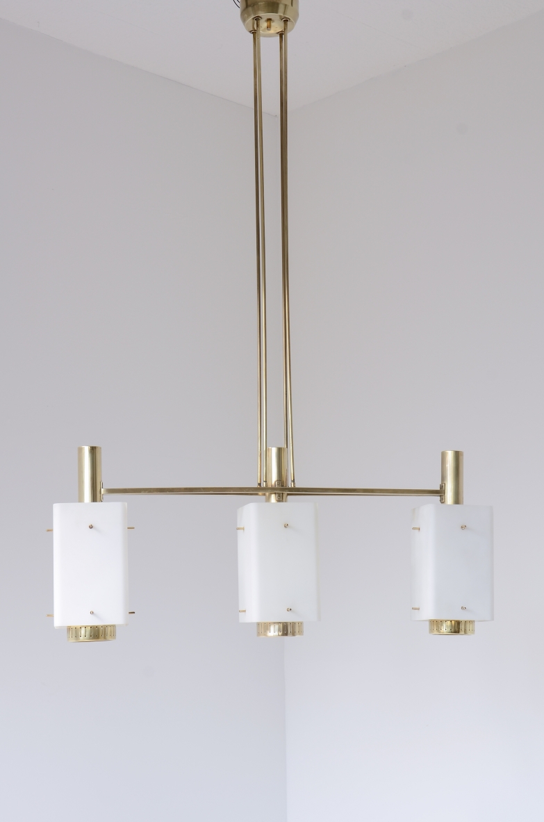lampadario a tre luci Stilnovo in ottone con pendenti in vetro opalino.Bruno Gatta 1950