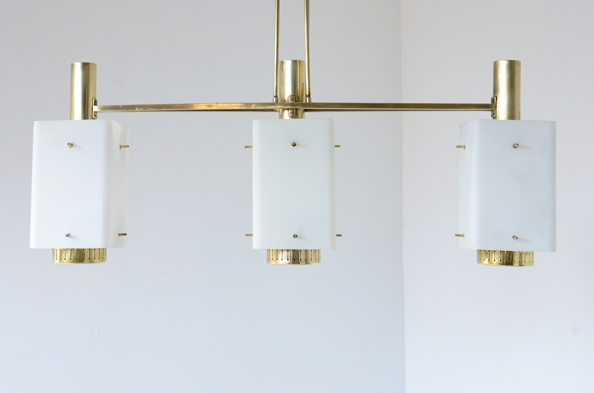 lampadario a tre luci Stilnovo in ottone con pendenti in vetro opalino.Bruno Gatta 1950  lampadario a tre luci Stilnovo in ottone con pendenti in vetro opalino.Bruno Gatta 1950
