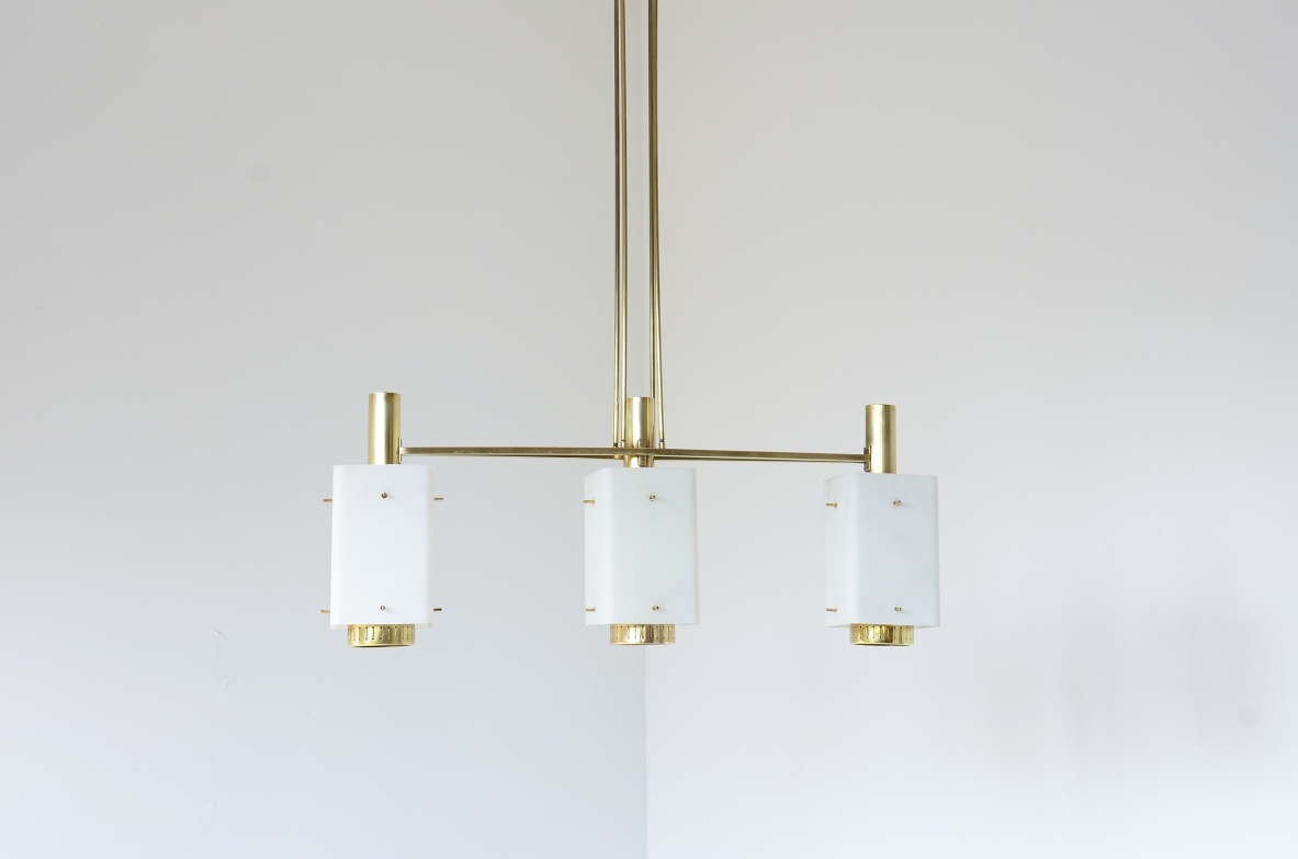 lampadario a tre luci Stilnovo in ottone con pendenti in vetro opalino.Bruno Gatta 1950  lampadario a tre luci Stilnovo in ottone con pendenti in vetro opalino.Bruno Gatta 1950
