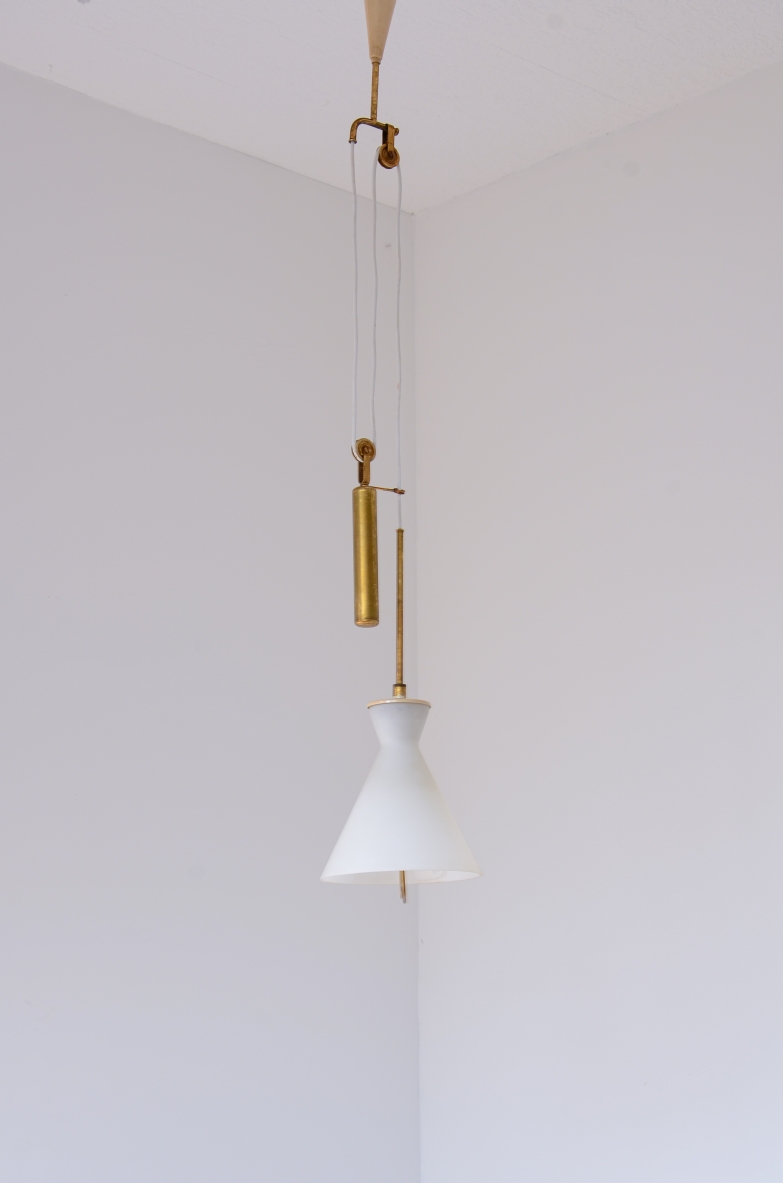 Elegante lampadario saliscendi in ottone e vetro opalino a campana.  Manifattura Stilnovo, 1955ca.