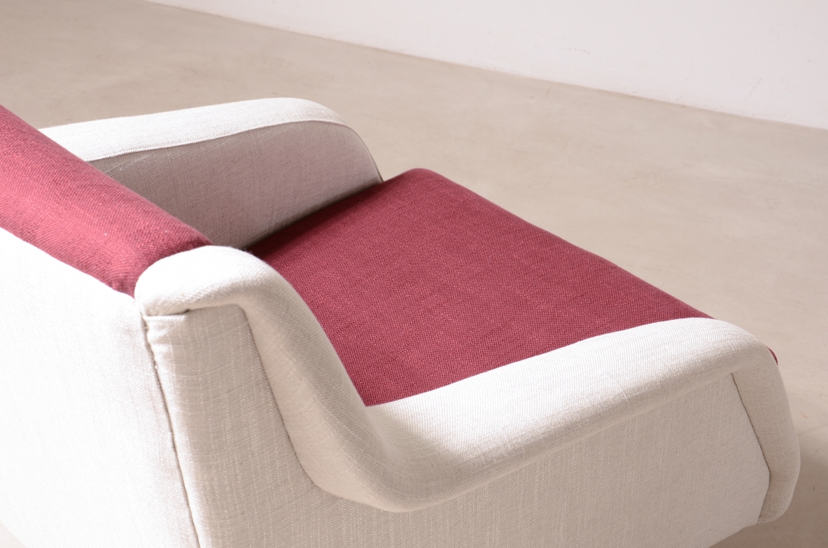 Carlo De Carli, Gio Ponti  Coppia di poltrone Mod.802 rivestite in tessuto imbottito. Disegnate nel 1954, Cassina