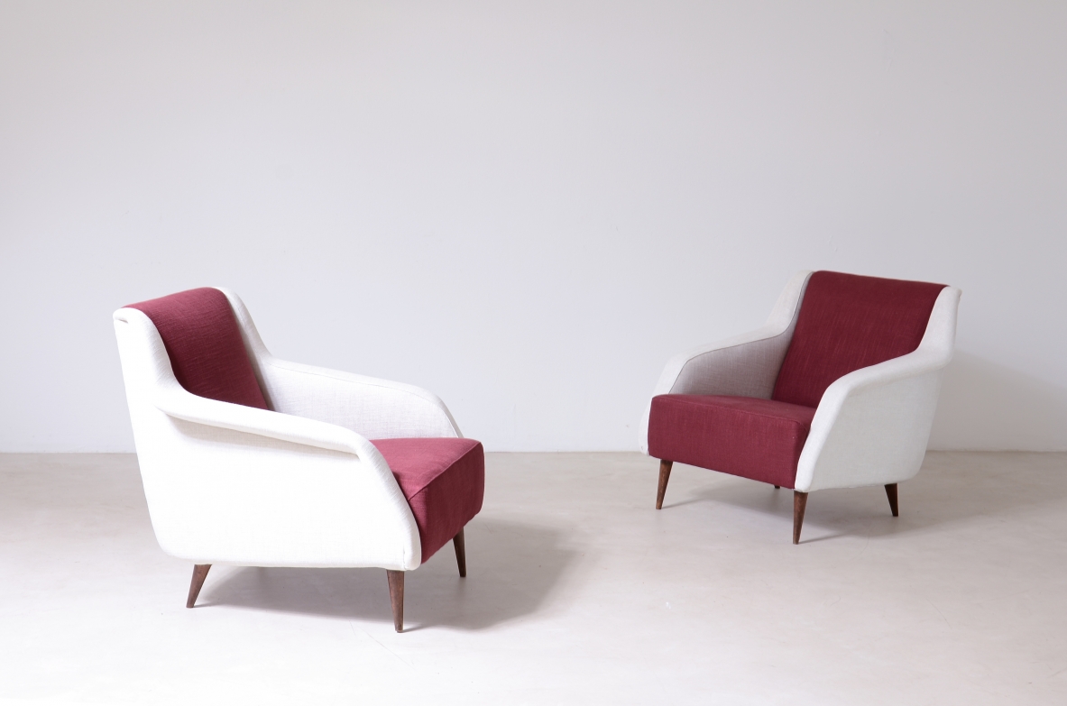 Carlo De Carli, Gio Ponti  Coppia di poltrone Mod.802 rivestite in tessuto imbottito. Disegnate nel 1954, Cassina