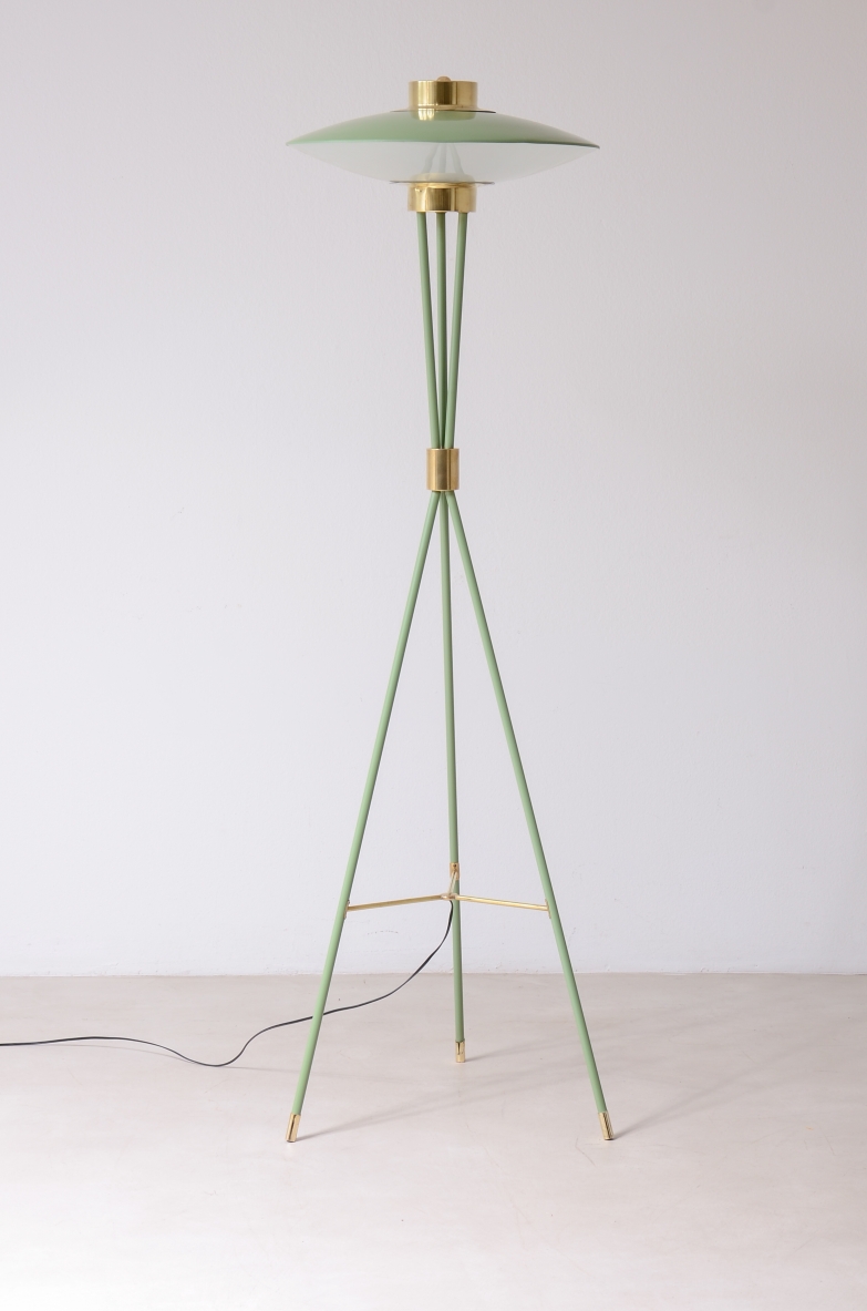 Stilnovo Milano  Rara lampada da terra in metallo laccato verde chiaro 1950