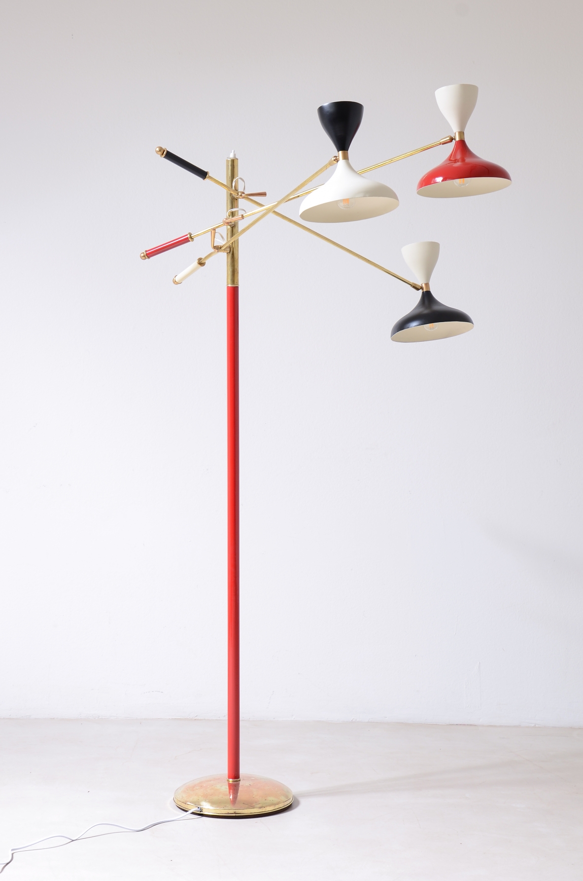 Stilnovo Milano  Rara lampada con stelo in ottone colorato e tre bracci anni 50 Stilnovo Milano  Rara lampada con stelo in ottone colorato e tre bracci anni 50