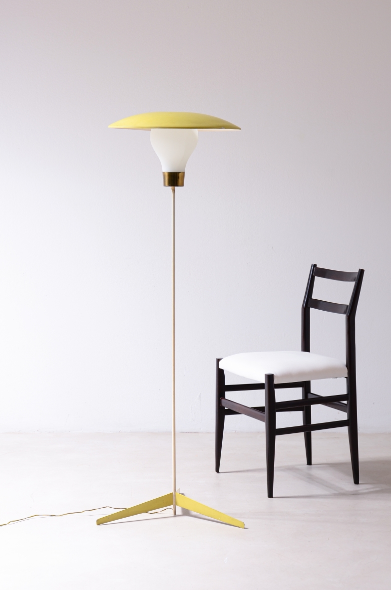 Attr. Stilnovo Milano, 1960ca. Lampada in metallo e ottone con paralume in vetro opalino