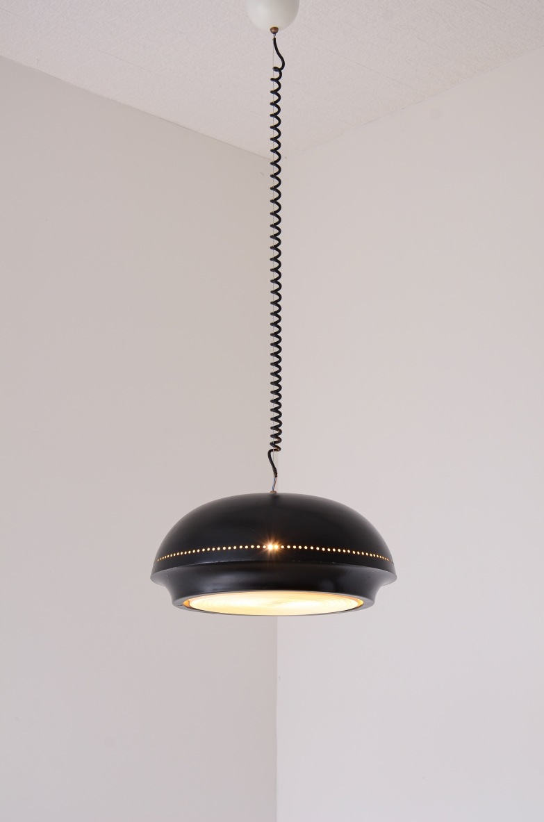 Afra e Tobia Scarpa  Lampa a sospensione in metallo laccato nero.Produzione Flos fine anni 50.