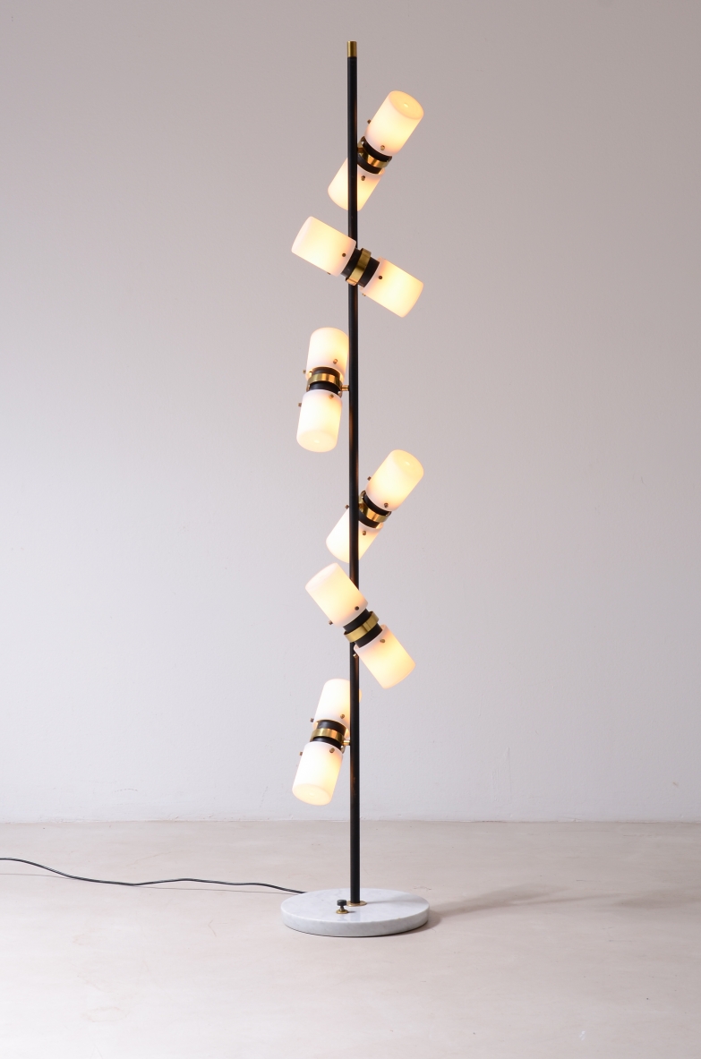 Angelo Brotto. Rara lampada da terra a 12 luci, metallo e ottone con vetri opaline.  Manifattura Esperia, Murano, 1960.