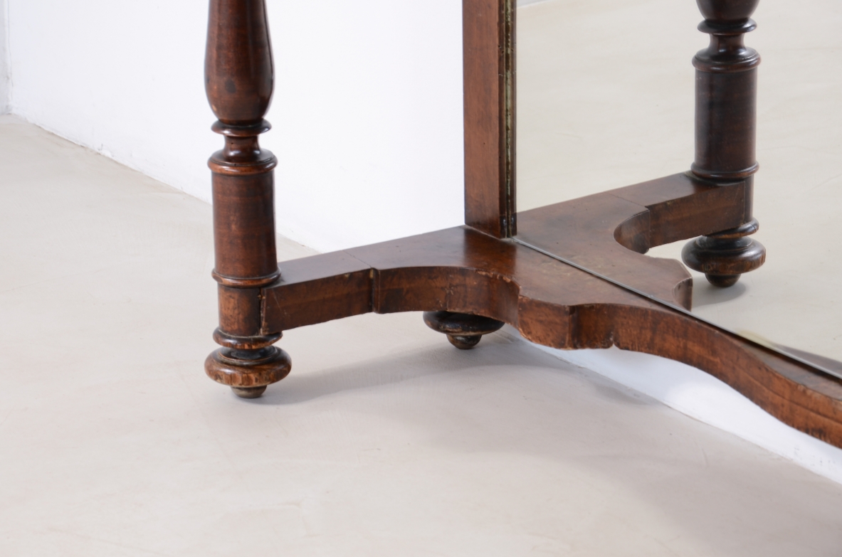 Console in noce Manifattura italiana 1850ca. Console in noce Manifattura italiana 1850ca.