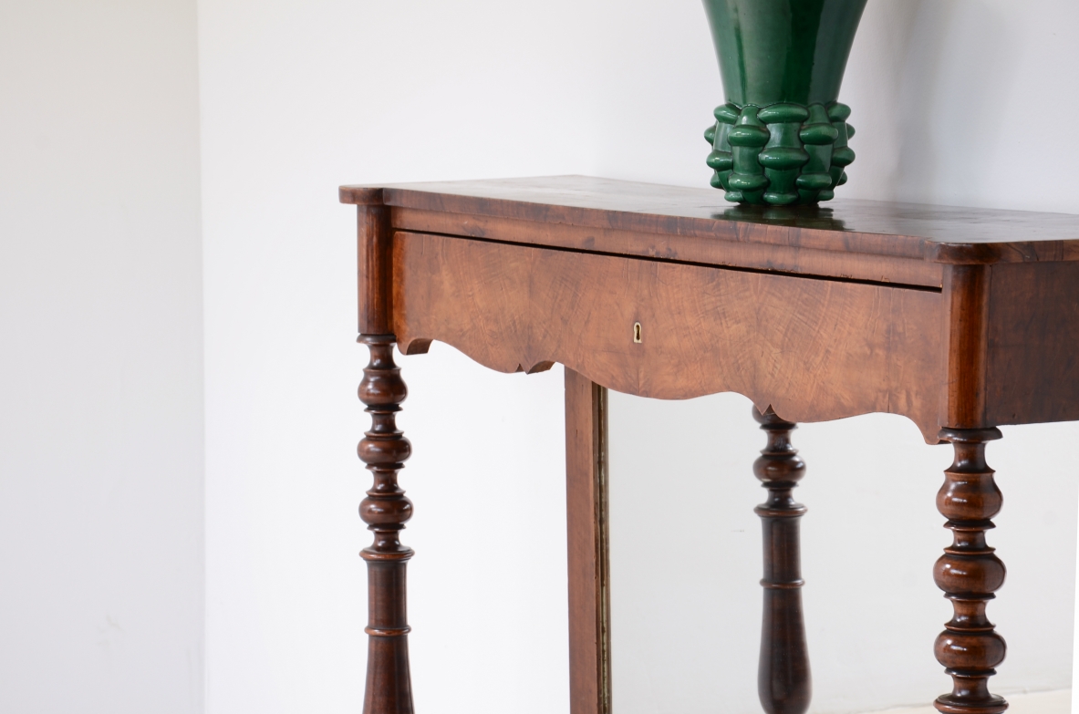 Console in noce Manifattura italiana 1850ca. Console in noce Manifattura italiana 1850ca.