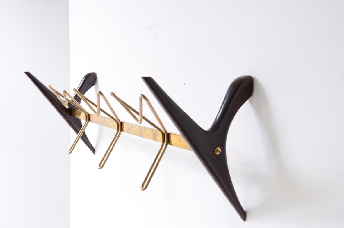 Appendiabiti in legno e ottone con tre ganci, attr. Ico Parisi, 1950ca. Appendiabiti in legno e ottone con tre ganci, attr. Ico Parisi, 1950ca.