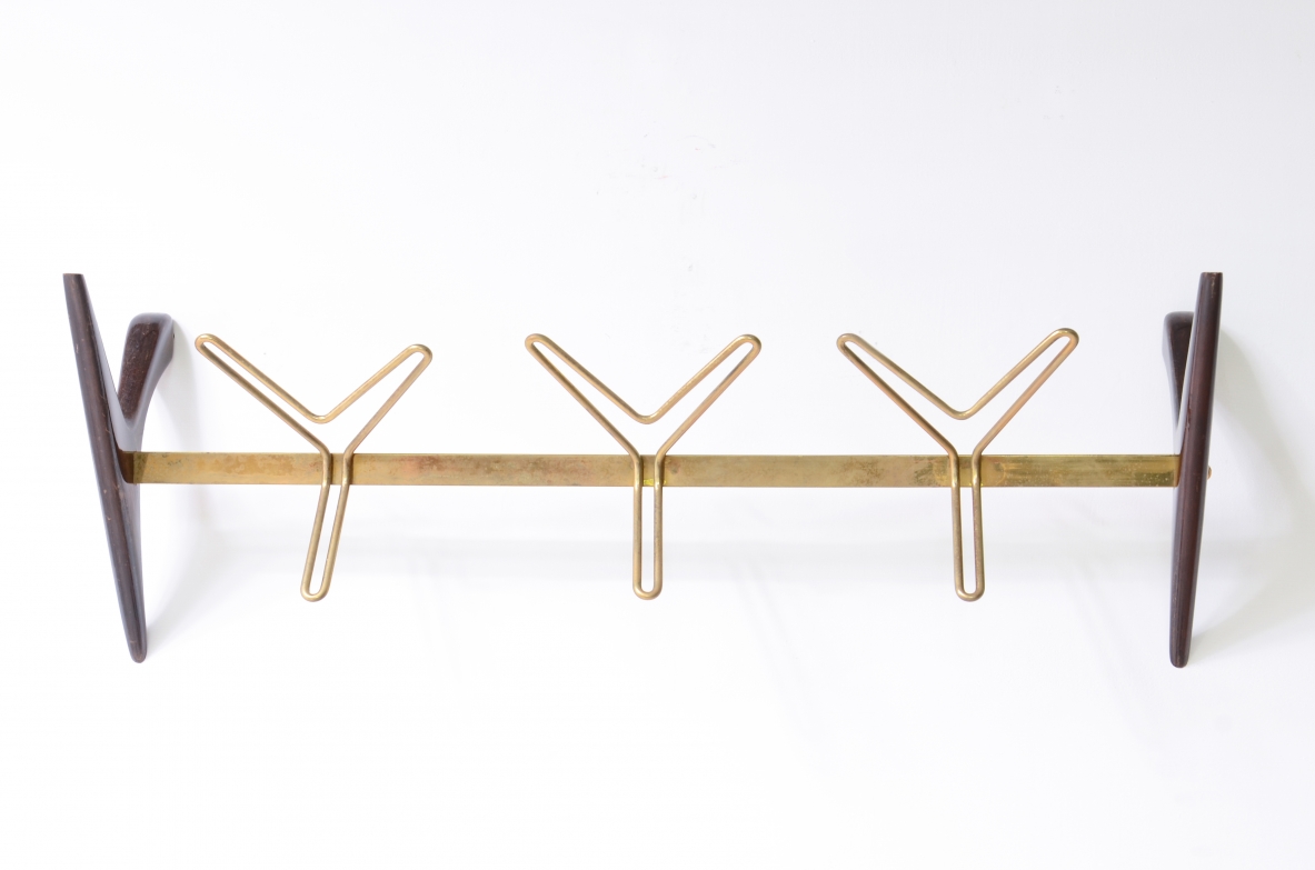 Appendiabiti in legno e ottone con tre ganci, attr. Ico Parisi, 1950ca. Appendiabiti in legno e ottone con tre ganci, attr. Ico Parisi, 1950ca.