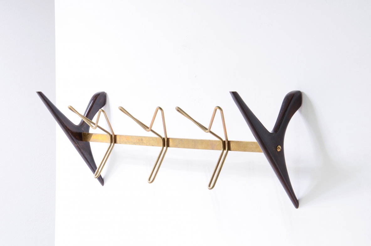 Appendiabiti in legno e ottone con tre ganci, attr. Ico Parisi, 1950ca. Appendiabiti in legno e ottone con tre ganci, attr. Ico Parisi, 1950ca.