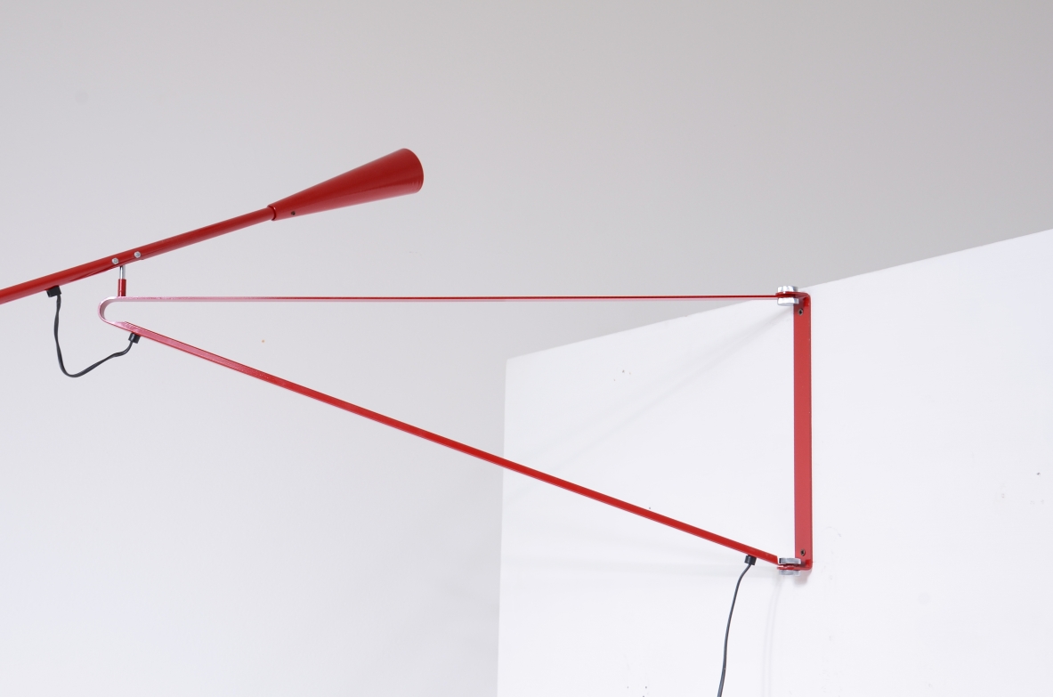 Paolo Rizzatto  Lampada orientabile in tutte le direzioni. Scatola e imballaggio originale Arteluce.  Produzione Arteluce, 1968.