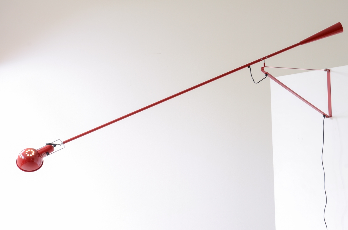 Paolo Rizzatto  Lampada orientabile in tutte le direzioni. Scatola e imballaggio originale Arteluce.  Produzione Arteluce, 1968.