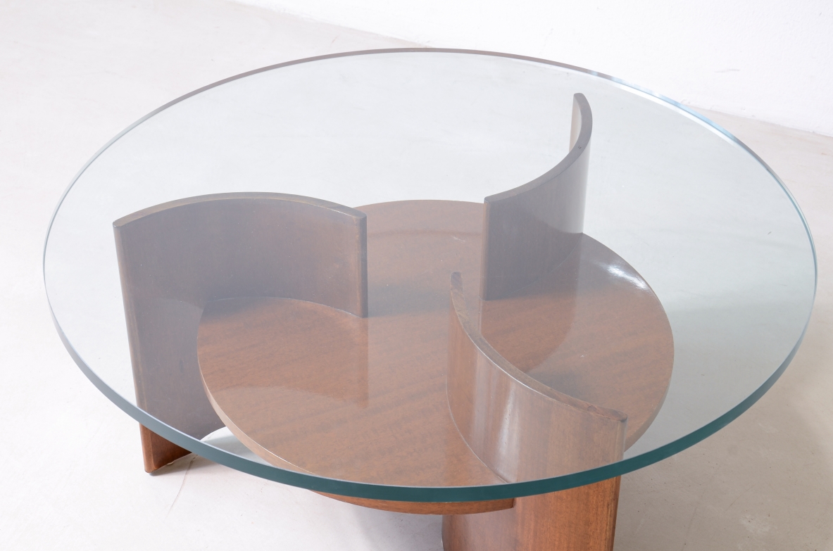 Elegante tavolino con base formata da a 3 supporti in legno curvato a elica 1960 Elegante tavolino con base formata da a 3 supporti in legno curvato a elica 1960