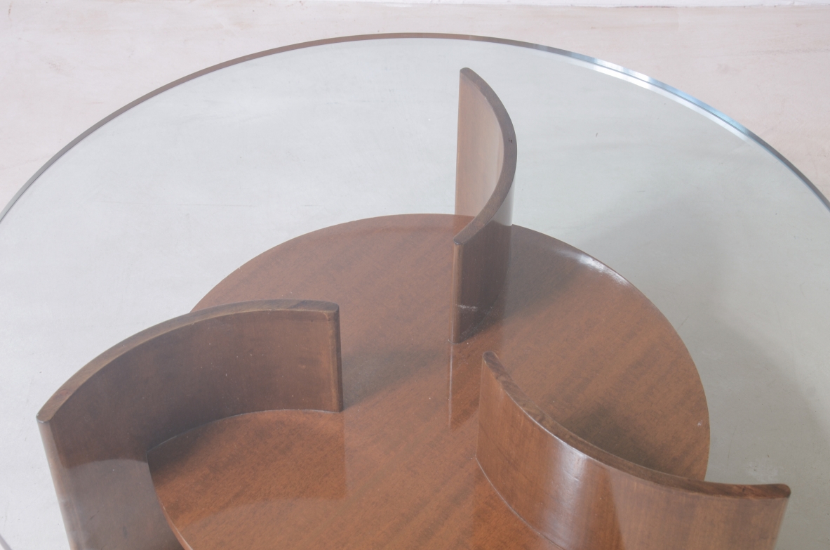 Elegante tavolino con base formata da a 3 supporti in legno curvato a elica 1960 Elegante tavolino con base formata da a 3 supporti in legno curvato a elica 1960