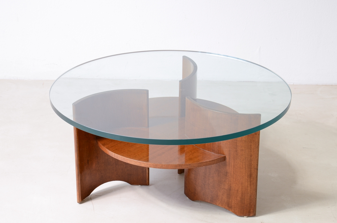 Elegante tavolino con base formata da a 3 supporti in legno curvato a elica 1960 Elegante tavolino con base formata da a 3 supporti in legno curvato a elica 1960