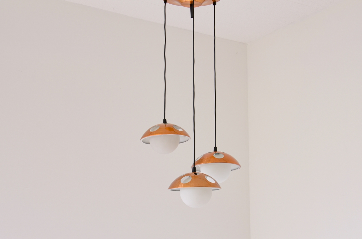Piccolo lampadario a tre luci con cappelli in rame forato, anni 60 Piccolo lampadario a tre luci con cappelli in rame forato, anni 60
