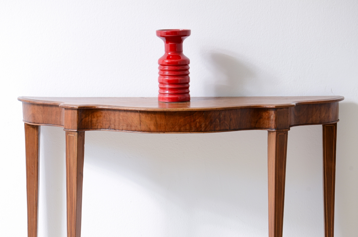Piccola console in noce con piano sagomato e sottili gambe rastremate.1850v Piccola console in noce con piano sagomato e sottili gambe rastremate.1850v