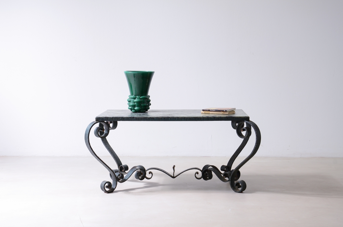 Tavolino in ferro battuto e ptinato color verde rame con piano in marmo verde, Art Deco Francia Tavolino in ferro battuto e ptinato color verde rame con piano in marmo verde, Art Deco Francia