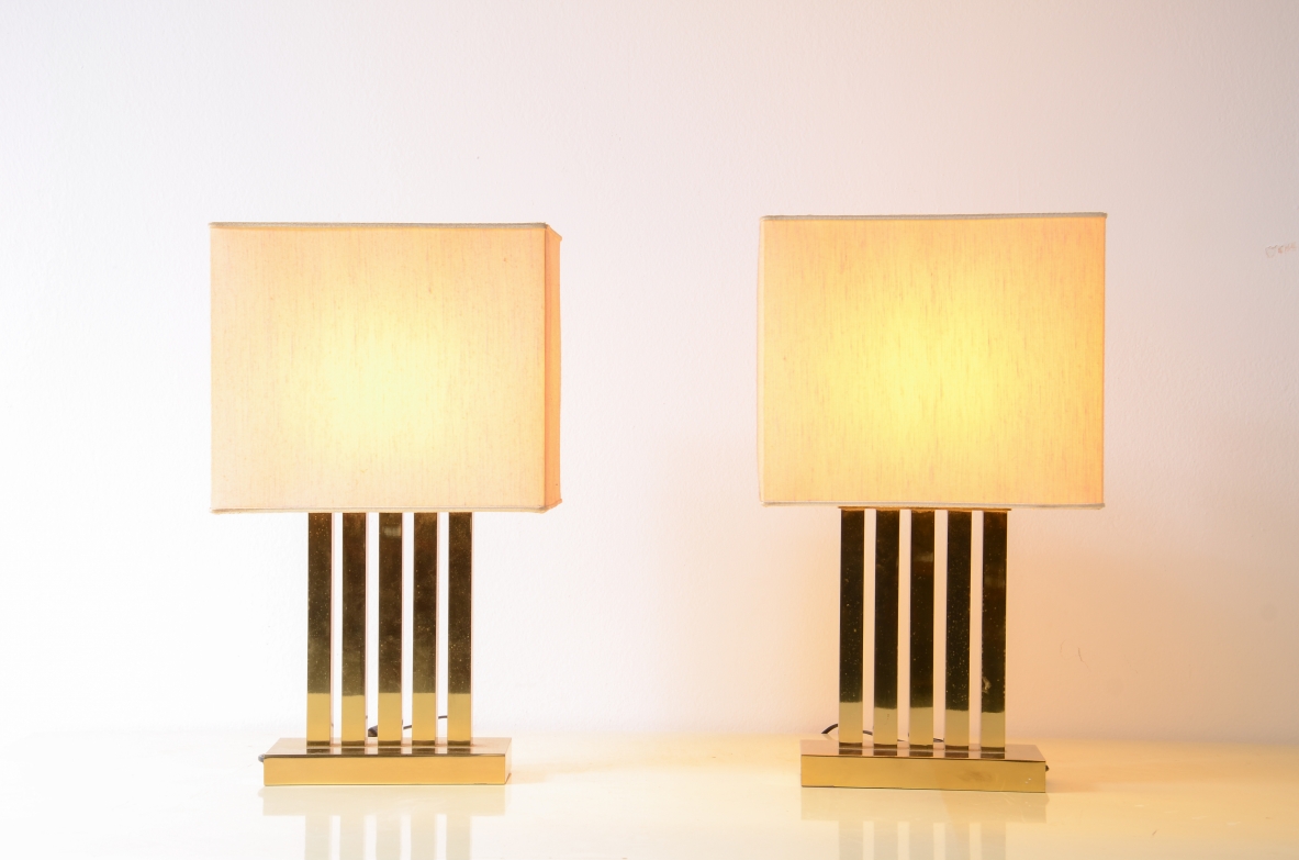 Due lampade da tavolo in ottone lucidato con cappello in tessuto.  Manifattura italiana 1970ca.