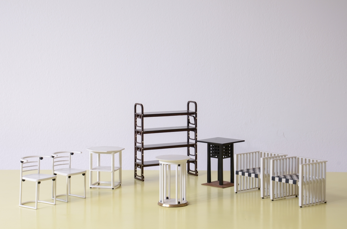 set di piccoli modelli di mobili secessionisti in legno, Disegno di Joseph Hoffmann e Adolf Loos 1905-1910. set di piccoli modelli di mobili secessionisti in legno, Disegno di Joseph Hoffmann e Adolf Loos 1905-1910.
