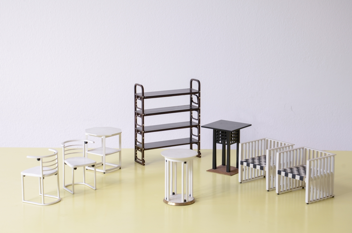 set di piccoli modelli di mobili secessionisti in legno, Disegno di Joseph Hoffmann e Adolf Loos 1905-1910. set di piccoli modelli di mobili secessionisti in legno, Disegno di Joseph Hoffmann e Adolf Loos 1905-1910.