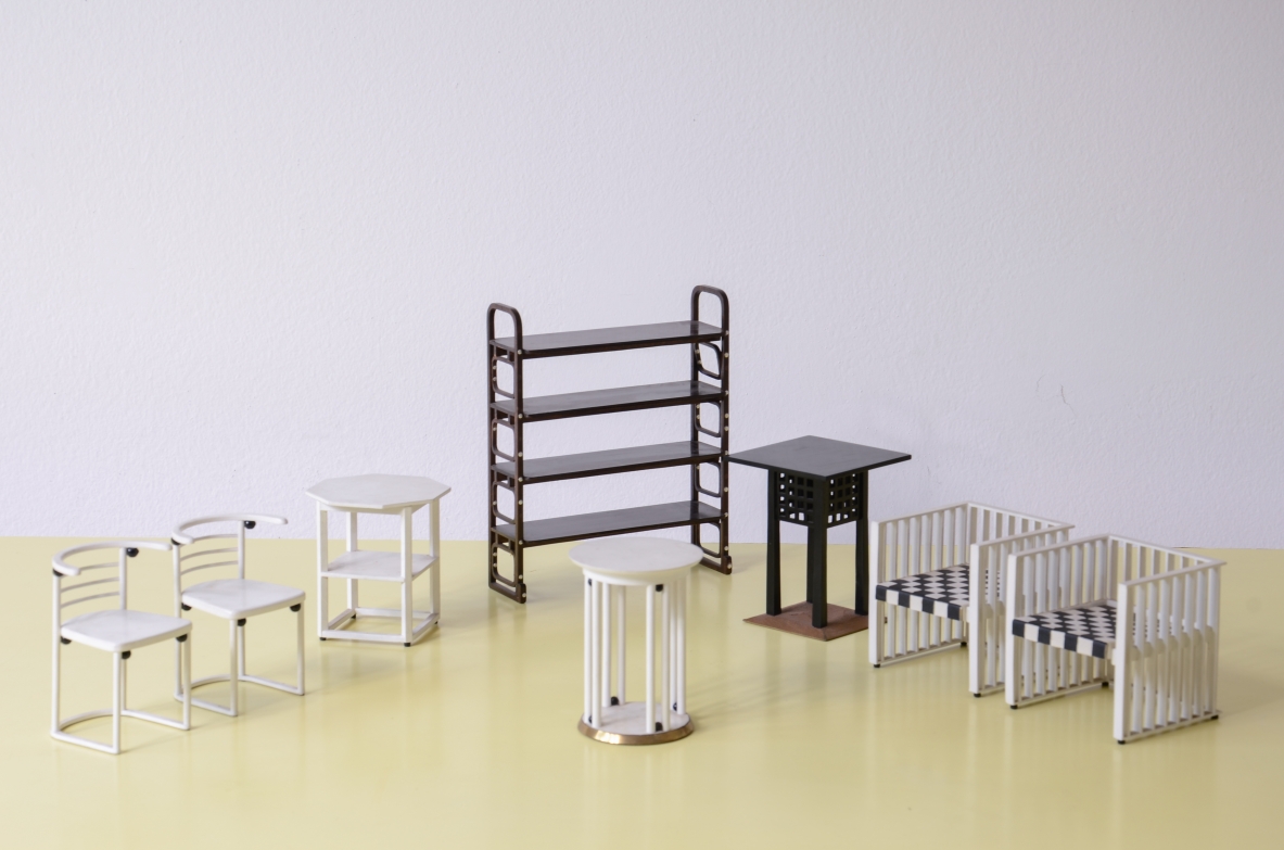 set di piccoli modelli di mobili secessionisti in legno, Disegno di Joseph Hoffmann e Adolf Loos 1905-1910. set di piccoli modelli di mobili secessionisti in legno, Disegno di Joseph Hoffmann e Adolf Loos 1905-1910.