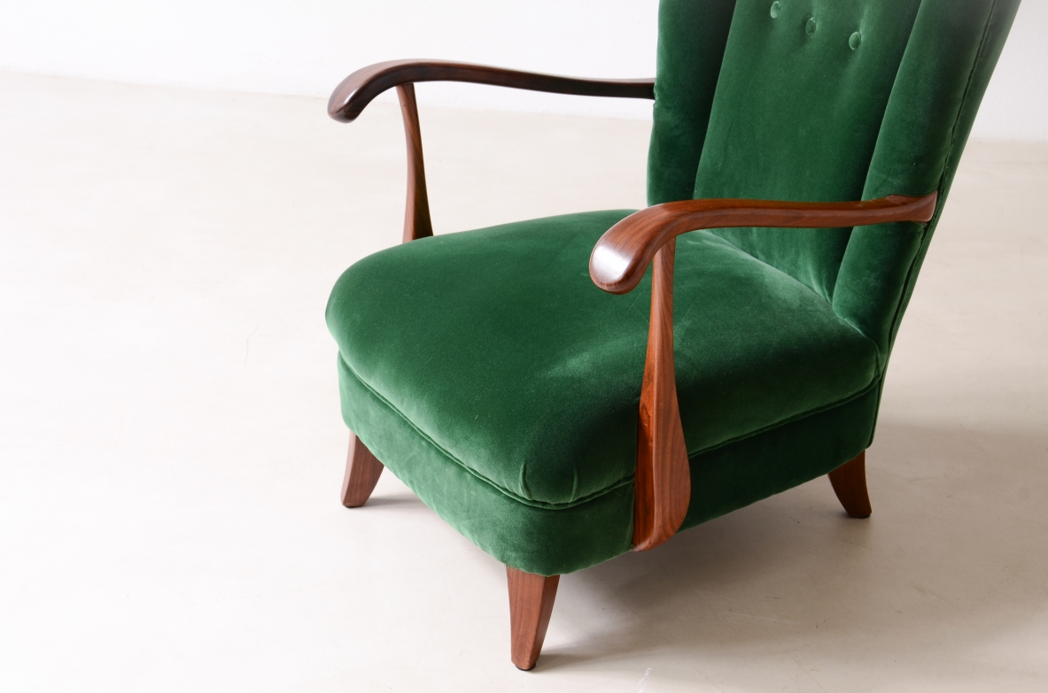 Lio Carminati Elegante poltrona in legno sagomato e tessuto imbottito 1940