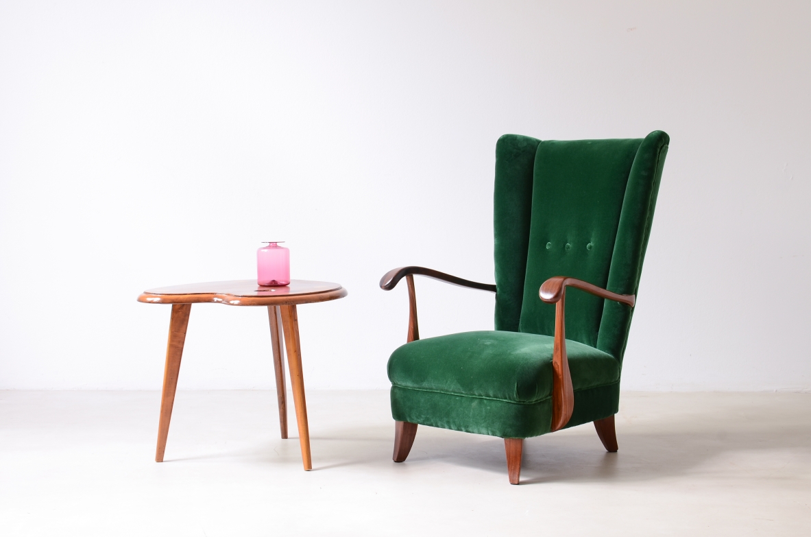 Lio Carminati(1925-2007)  Elegante poltrona in legno sagomato e tessuto imbottito.  Manifattura italiana 1940ca.