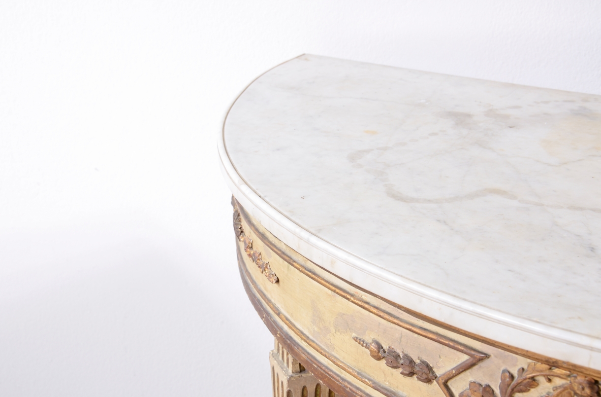 Coppia di console a mezza luna in legno laccato e dorato Manifattura italiana, epoca Luigi XVI, 1770ca. Coppia di console a mezza luna in legno laccato e dorato Manifattura italiana, epoca Luigi XVI, 1770ca.