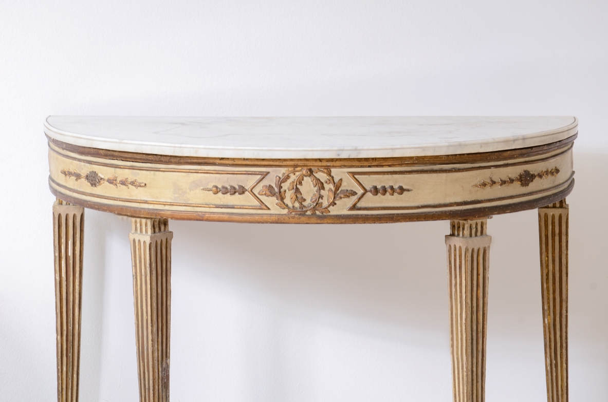 Coppia di console a mezza luna in legno laccato e dorato Manifattura italiana, epoca Luigi XVI, 1770ca. Coppia di console a mezza luna in legno laccato e dorato Manifattura italiana, epoca Luigi XVI, 1770ca.
