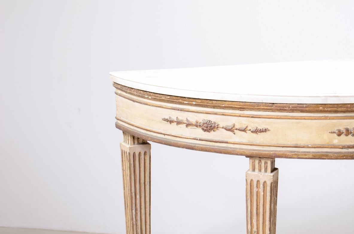 Coppia di console a mezza luna in legno laccato e dorato Manifattura italiana, epoca Luigi XVI, 1770ca. Coppia di console a mezza luna in legno laccato e dorato Manifattura italiana, epoca Luigi XVI, 1770ca.